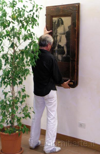 immagine 206.jpg - Dario Dall'Olio durante l'allestimento mostra "Tratti e ritratti "presso il Centro benessere Cadelac